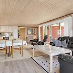 Σπίτι διακοπών Gorgeous In With Kitchen